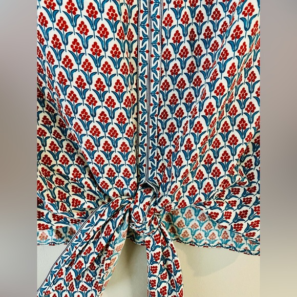 Max Studio-size large (L) short sleeve floral blouse with front knot - Picture 2 of 6